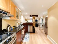 Private Entry Nature‑Filled Suite | 2BR 2BA Anmore - Haustierfreundliche
