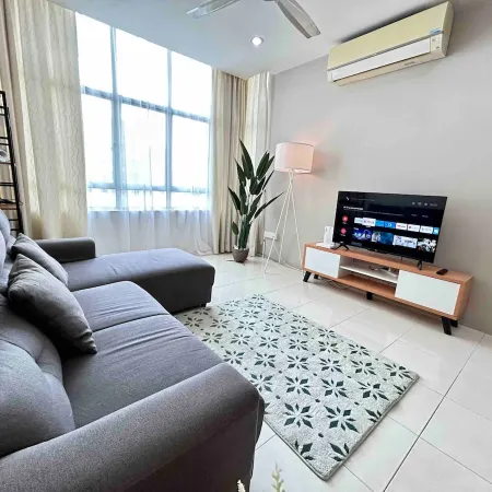 Cozy house with 2 Parking in Bandar Kinrara