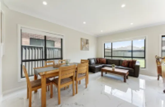 Austral Spacious large 5 br home with Central AC