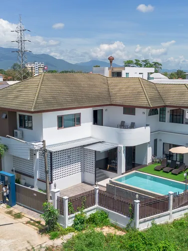 รูปภาพของ9 BR Pool Villa near Shopping Mall.