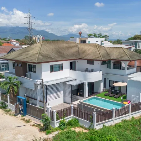 9 BR Pool Villa near Shopping Mall.
