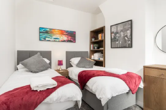 Spacious 3 Bedroom House Free Street Parking Fast WiFi