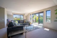 Crystal Waters by Ohana – Tranquil Lake Stay with