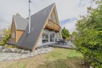 Cozy Lake Tekapo Stay with Mountain Views Hotels in 