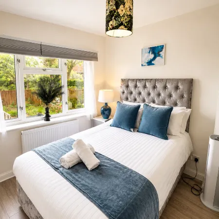 East London Home|Parking|Garden & Self Check-In