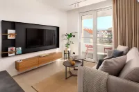 Urban Nook Design Apartments - Private Garage Parking - Homestays