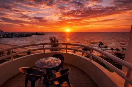 Beachfront Apartments with Sea View Balcony, Pool and Parking - Frühstück