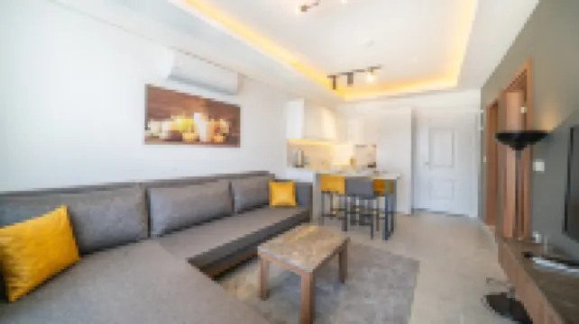 Midpoint Suites - Deluxe Suite 104