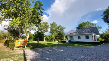 Raiyaa Farmstay Отели рядом с достопримечательностью «Kaeng Krachan Dam Electric»