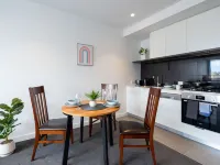 Modern 2BR Apartment with Smart TV and Views 霍索恩區酒店