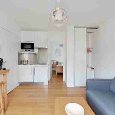 Charming apartment - 1BR-4P- Suresnes Hotel Exterior