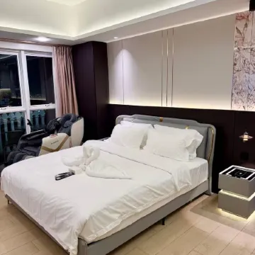 Canal View Luxury Stay/Massage Chair + Office Desk