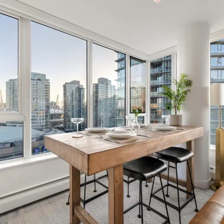 Central Downtown Living|Water View |Free Parking