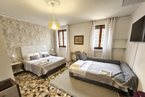 VENICE CANAL VIEW - Homestays