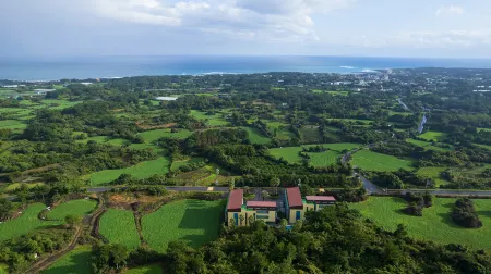 From H T Resort Jeju Seongsan Отели рядом с достопримечательностью «Bunker des Lumières»