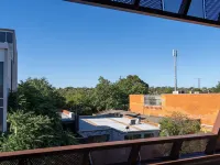 Modern 1BR Apartment with Smart TV and Views 霍索恩區酒店