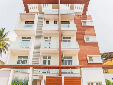 VARSHA ENCLAVE DELTA HOUSE Отели рядом с достопримечательностью «Dufferin Clock Tower»