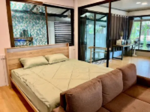 Kirin Riverside Homestay with AC, WiFi in Bangkok 叻巫拉納區（Ratburana Pier）附近的飯店