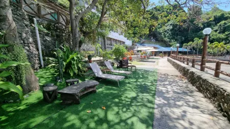 Dive and Trek Resort and Marine Sanctuary Отели рядом с достопримечательностью «Bauan Cockpit Arena»