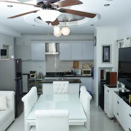 Modern 1-Bedroom Apartment, Gym & Pool Access