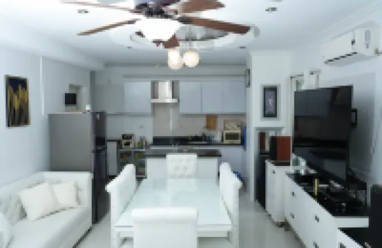 Modern 1-Bedroom Apartment, Gym & Pool Access
