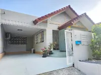 Yachting House  Thalang,Near the beach and airport Отели в г. Ао Пор