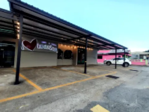 5 mins walking to East Coast Mall @ JW Guest House