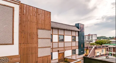 HotelArrive Jeonju Sihwayeonpung Отели рядом с достопримечательностью «Hanbyeokdang Pavillion»