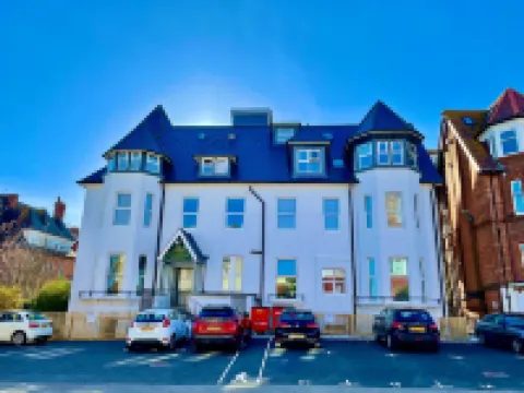 Spacious Seaside 2-Bed Apt w/ Free Gym & Parking