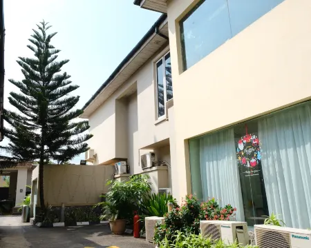 The Cromwell Courtyard Hotel