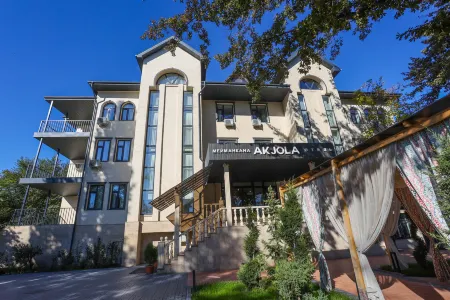 Акжола Отели рядом с достопримечательностью «Каба уулу Кожомкул»