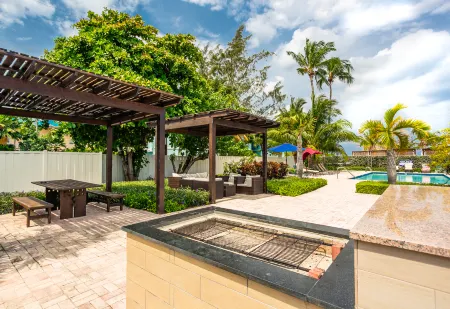 Beach Living at Island Pine Villas BLP Отели рядом с достопримечательностью «Камана Бэй»