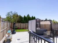 Vancouver quiet cozy 2BR1BA private entry suite near Skytrain - Bãi đậu xe