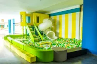 Chic Loft steps from Yaya Center | Pool + gym
