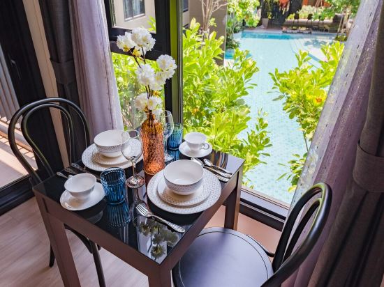 Luxury pool view room near Central shopping mall