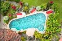 Casitas Del Rio Riverfront Nature Lodge - Sloth Luxury Villa - piscina