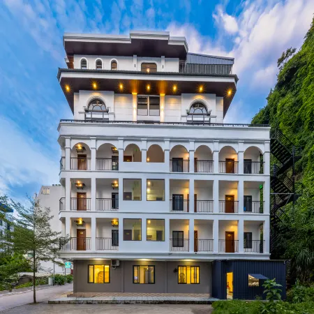 Cat Ba Green Pearl Hotel Отели рядом с достопримечательностью «Порт Cat Ba»