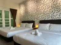 Karpal Singh Drive Seaside Georgetown 4BR-15pax by 3C