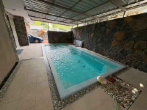 Luxurious Teak Furnished City Apartment w/ Pool Hôtels à : Port-Louis