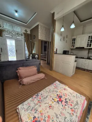 Villa Selabintana "Shyra House" - Parkplatz