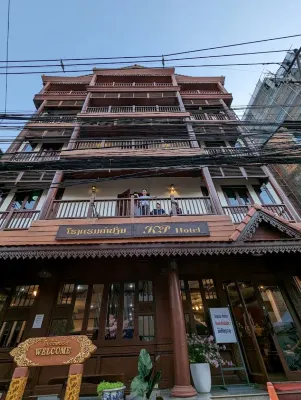 Khampiane Hotel (2 minute walk to Vientiane Night Market)