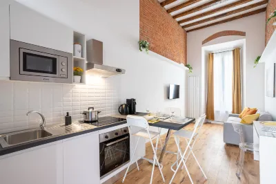 Rent Apartment - Duomo Brera Elegant Suite in Design District サン・マルコのホテル