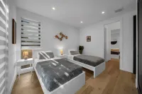 Wynwood Miami Retreat | 2 Private Pools, BBQ, 6BR & Parking - Boutique