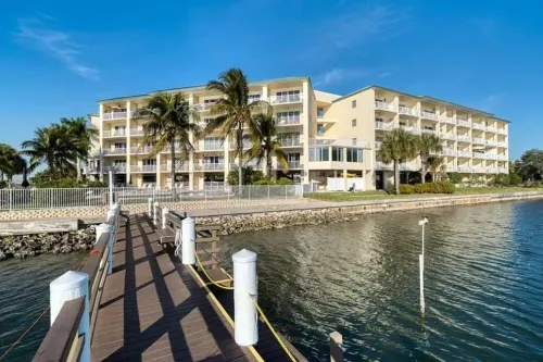 Bayview Balcony Condo, Hot tub & pool & Rum Bar! Hotels in Seminole