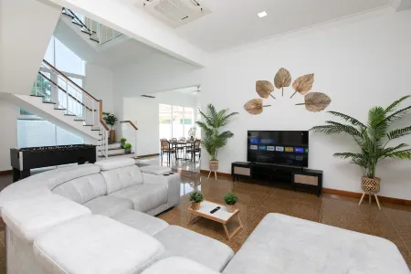 Tanjung Bungah 5BR Villa w pool 20pax Отели рядом с достопримечательностью «Tanjung Bungah Floating Mosque»