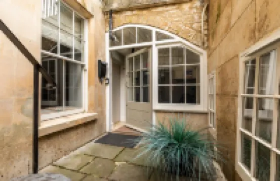 Elegant Georgian Flat in Historic Bath with Garden