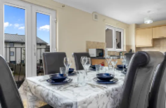 The Townhouse - 4 Rooms Large Beds with TV's, Poker Table, Fully Equipped, Easy Ring-Road Access