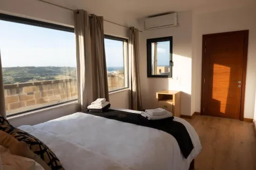 OneFifty - 4 bedrooms (sleeps 8+2 kids) Xaghra village