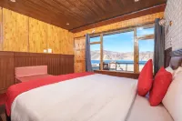 Snow Pine Luxury Wooden Cottage - parking