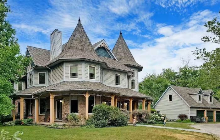 Farm-Style Retreat Near Niagara Falls on 58 Acres